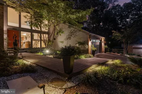 Exterior - 2003 Upper Lake Dr, Reston, VA 20191 photo 13 of 18
