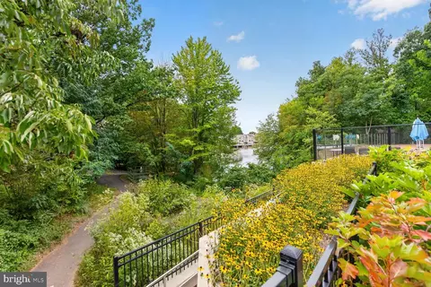 View/Area - 2003 Upper Lake Dr, Reston, VA 20191 photo 2 of 7