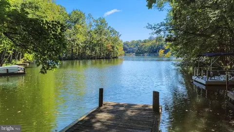 View/Area - 2003 Upper Lake Dr, Reston, VA 20191 photo 2 of 7
