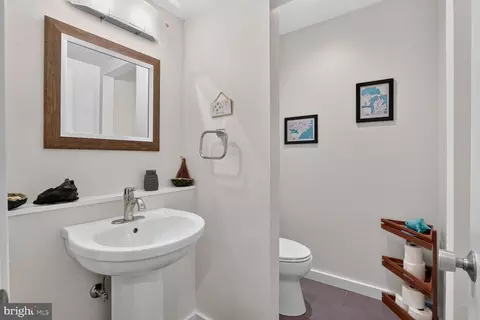 Bath - 2003 Upper Lake Dr, Reston, VA 20191 photo 1 of 5