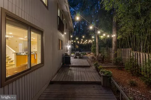 Exterior - 2003 Upper Lake Dr, Reston, VA 20191 photo 14 of 18