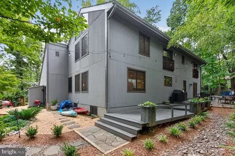 Exterior - 2003 Upper Lake Dr, Reston, VA 20191 photo 3 of 11