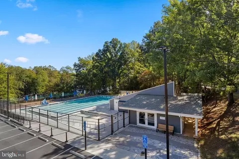 Exterior - 2003 Upper Lake Dr, Reston, VA 20191 photo 17 of 18