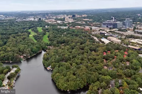 View/Area - 2003 Upper Lake Dr, Reston, VA 20191 photo 5 of 7