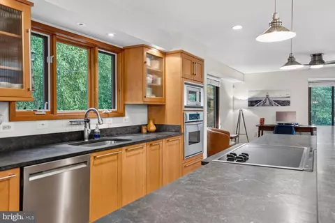 Kitchen - 2003 Upper Lake Dr, Reston, VA 20191 photo 4 of 6