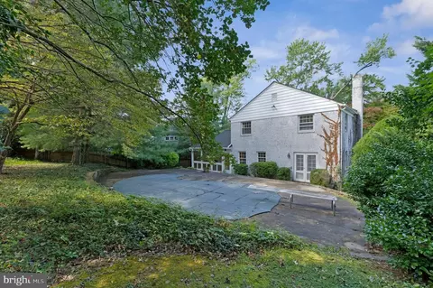 Exterior - 1719 Oak Ln, Mclean, VA 22101 photo 3 of 6