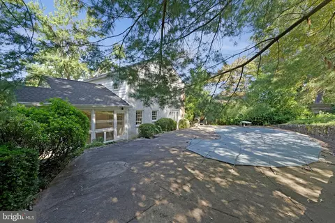 Exterior - 1719 Oak Ln, Mclean, VA 22101 photo 4 of 6