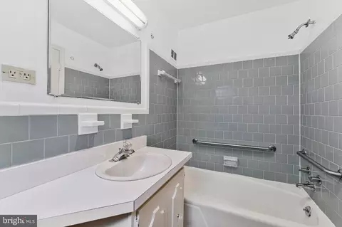 Bath - 1719 Oak Ln, Mclean, VA 22101 photo 3 of 4