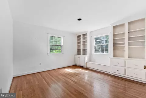 Bedroom - 1719 Oak Ln, Mclean, VA 22101 photo 3 of 4