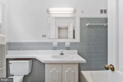 Bath - 1719 Oak Ln, Mclean, VA 22101 photo 2 of 4