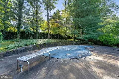 Exterior - 1719 Oak Ln, Mclean, VA 22101 photo 5 of 6