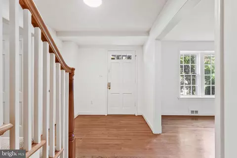 Entry Way - 1719 Oak Ln, Mclean, VA 22101 photo 2 of 4