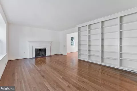 Living - 1719 Oak Ln, Mclean, VA 22101 photo 2 of 3