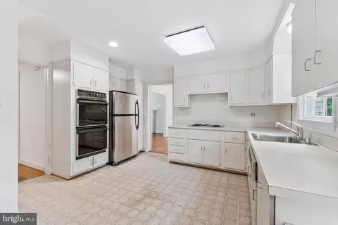 Kitchen - 1719 Oak Ln, Mclean, VA 22101 photo 2 of 2