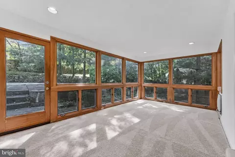 Exterior - 1719 Oak Ln, Mclean, VA 22101 photo 2 of 6