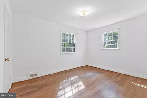 Bedroom - 1719 Oak Ln, Mclean, VA 22101 photo 4 of 4