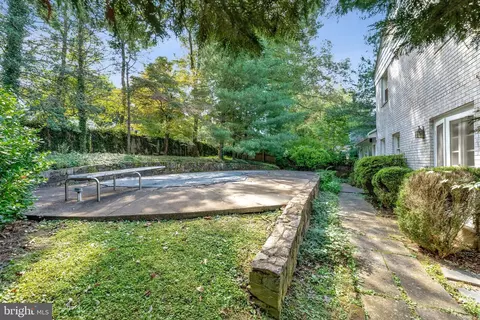 Exterior - 1719 Oak Ln, Mclean, VA 22101 photo 6 of 6