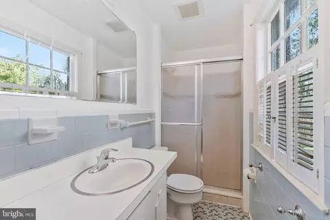 Bath - 1719 Oak Ln, Mclean, VA 22101 photo 1 of 4
