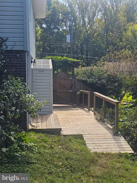 Exterior - 6012 Loretto St, Springfield, VA 22150 photo 5 of 8