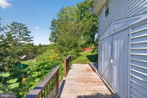 Exterior - 6012 Loretto St, Springfield, VA 22150 photo 4 of 8