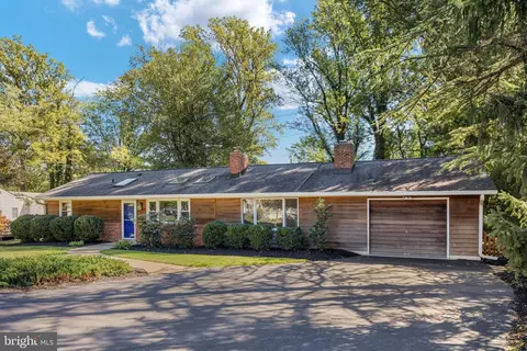 7811 Marthas Ln, Falls Church, VA 22043