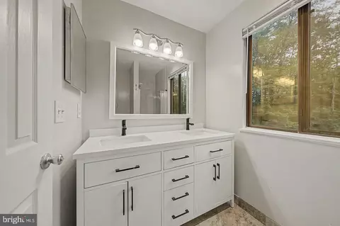 Bath - 5800 Jacksons Oak Ct, Burke, VA 22015 photo 3 of 3