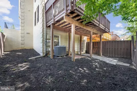 Exterior - 2000 Gallows Tree Ln, Vienna, VA 22182 photo 7 of 10