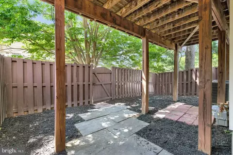 Exterior - 2000 Gallows Tree Ln, Vienna, VA 22182 photo 6 of 10