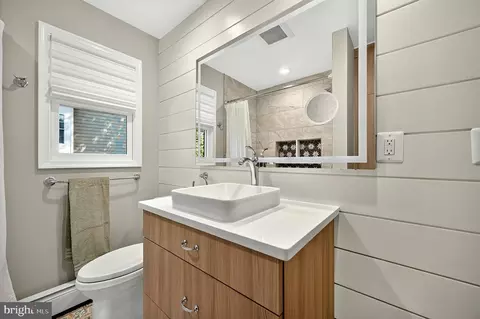 Bath - 6619 Melrose Dr, Mclean, VA 22101 photo 5 of 7