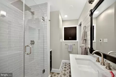 Bath - 6619 Melrose Dr, Mclean, VA 22101 photo 2 of 7