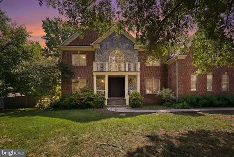8813 Oak Leaf Dr, Alexandria, VA 22309