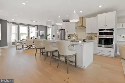 1875 Oakview Crest Dr, Reston, VA 20190 photo 2