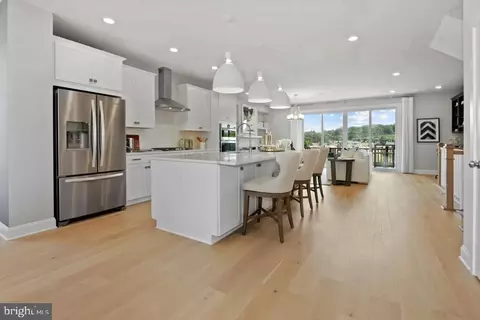 1875 Oakview Crest Dr, Reston, VA 20190 photo 3