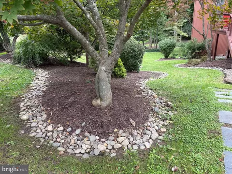 Exterior - 6133 Franklin Park Rd, Mclean, VA 22101 photo 4 of 5