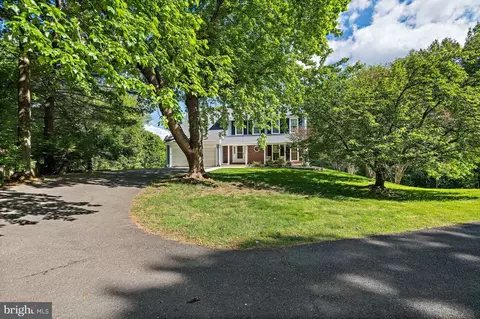 Exterior - 9830 Faust Dr, Vienna, VA 22182 photo 6 of 19