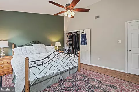 Bedroom - 9830 Faust Dr, Vienna, VA 22182 photo 3 of 9