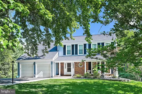 9830 Faust Dr, Vienna, VA 22182