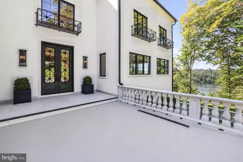 Exterior - 620 Rivercrest Dr, Mclean, VA 22101 photo 4 of 9