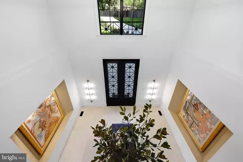 Entry Way - 620 Rivercrest Dr, Mclean, VA 22101 photo 13 of 15