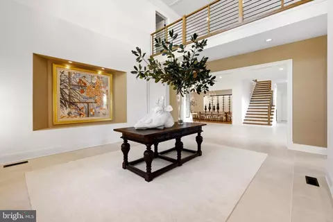 Entry Way - 620 Rivercrest Dr, Mclean, VA 22101 photo 3 of 15