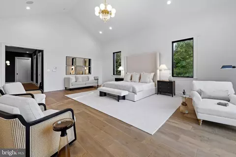 Bedroom - 620 Rivercrest Dr, Mclean, VA 22101 photo 2 of 5