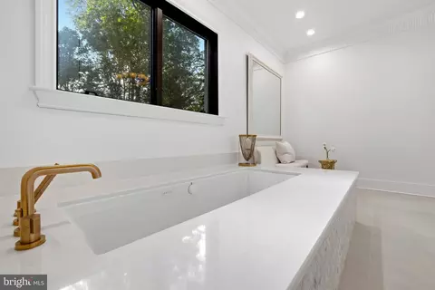 Bath - 620 Rivercrest Dr, Mclean, VA 22101 photo 2 of 3