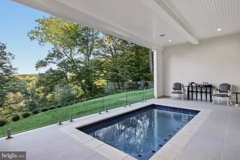 Exterior - 620 Rivercrest Dr, Mclean, VA 22101 photo 7 of 9