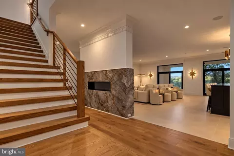 Entry Way - 620 Rivercrest Dr, Mclean, VA 22101 photo 14 of 15
