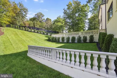 Exterior - 620 Rivercrest Dr, Mclean, VA 22101 photo 3 of 9