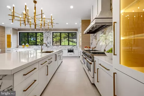 Kitchen - 620 Rivercrest Dr, Mclean, VA 22101 photo 3 of 10