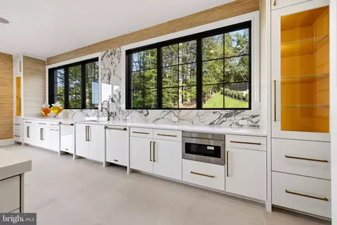 Kitchen - 620 Rivercrest Dr, Mclean, VA 22101 photo 6 of 10