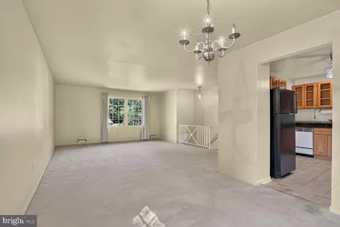 Living - 6105 Fernleigh Blvd, Springfield, VA 22152 photo 3 of 4
