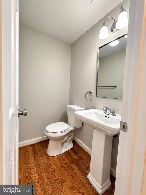Bath - 2283 Dosinia Ct, Reston, VA 20191 photo 5 of 5