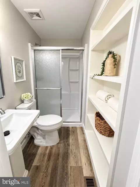 Bath - 2283 Dosinia Ct, Reston, VA 20191 photo 2 of 5